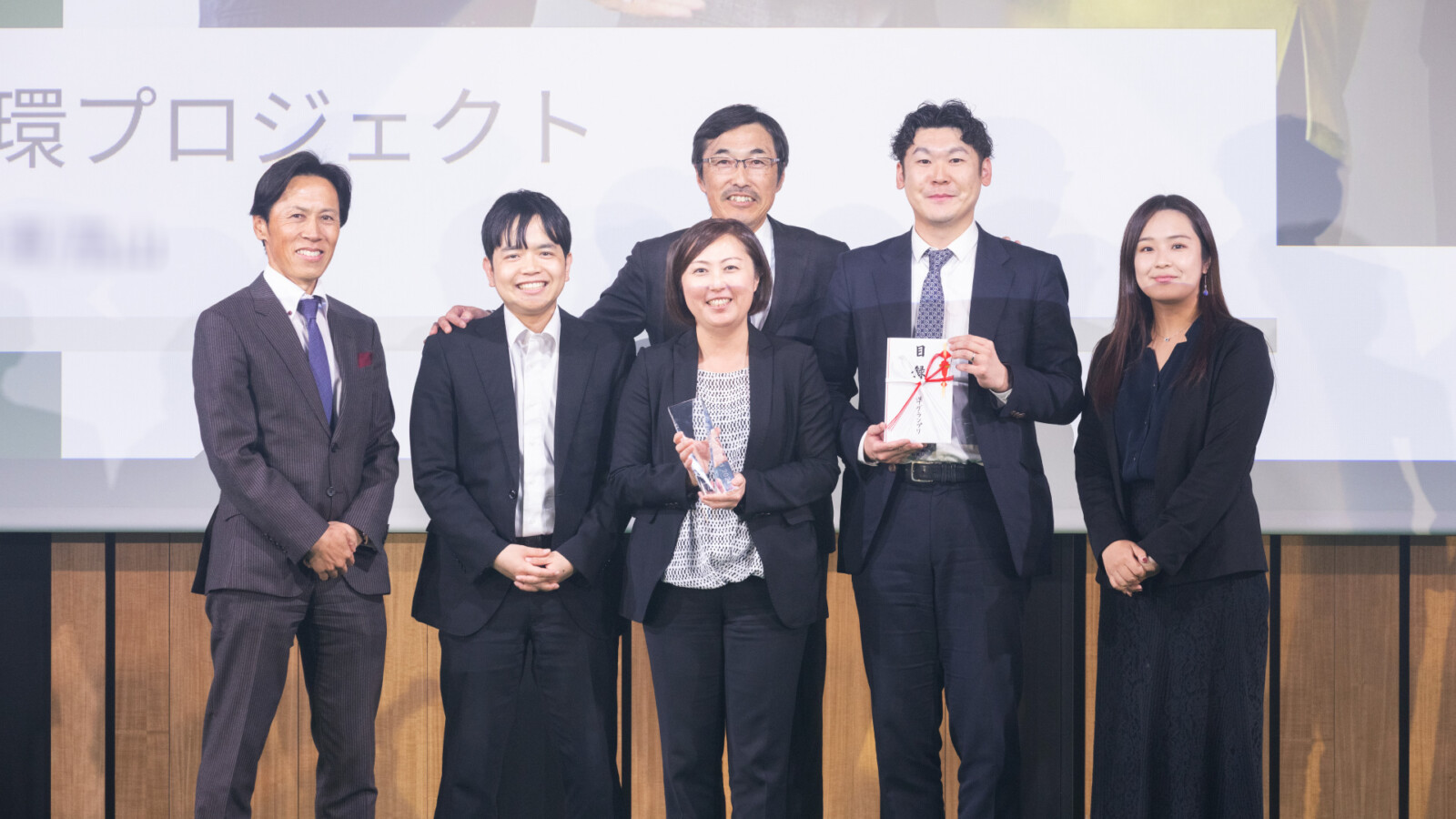 拍手と歓声に包まれた表彰式