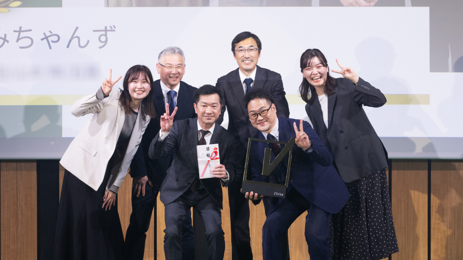 拍手と歓声に包まれた表彰式